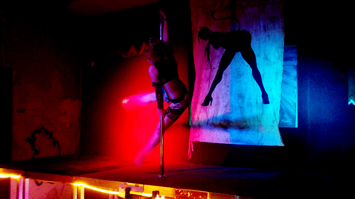 Spaceritter-Festival : Endzeit-Stripshow, Pole Dance, Vertikaltuch - Lady Kitty´s Hell´s Belles